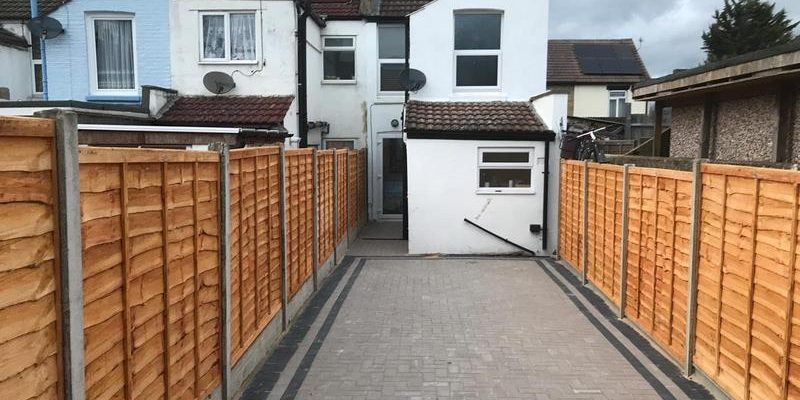 Garden Block Paving and Fence - Meadow Drives